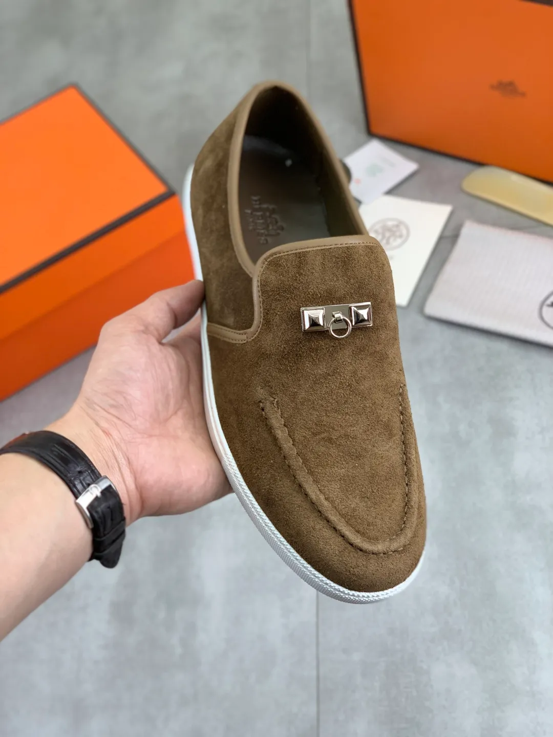 Factory price P600 New style Top version Original order Hermes Men's Drift Sneaker Spring new casual sports shoes Original purchase, development, production H family men's classic series, technical breathable fabrics with cowhide Casual sports shoes Casual sports dad shoes combine high-tech breathable materials and cowhide, H family exclusive button decoration on the side The outsole is full of H italic design and bright colors to show vitality and continue the brand design inspiration. Stroll around the city lightly and feel free and comfortable. Delivered in exquisite packaging🛍📦 ▪️Fabric: original customized breathable material + first layer of frosted cowhide ▪️Inner: cowhide feet ▪️Outsole: molded and evacuated PU+TPU material ▪️Size: 35-45 Multiple colors available Premium packaging